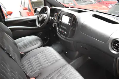 Mercedes-Benz Vito 114 BlueTEC — Utilitaire Premium All-Black avec châssis surbaissé et faible kilométrage — Miniature 17