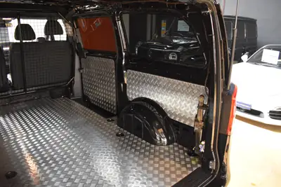 Mercedes-Benz Vito 114 BlueTEC — Utilitaire Premium All-Black avec châssis surbaissé et faible kilométrage — Miniature 20