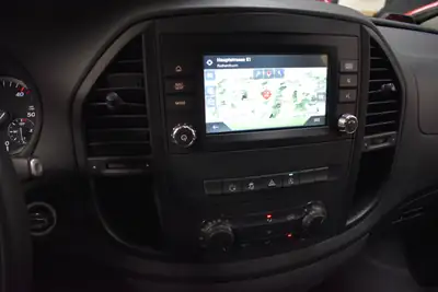 Mercedes-Benz Vito 114 BlueTEC — Utilitaire Premium All-Black avec châssis surbaissé et faible kilométrage — Miniature 24