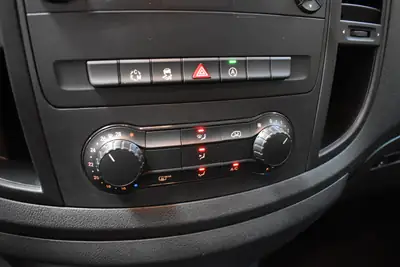 Mercedes-Benz Vito 114 BlueTEC — Utilitaire Premium All-Black avec châssis surbaissé et faible kilométrage — Miniature 25