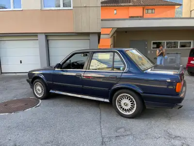 BMW 325iX A 1990 — Berline intégrale classique, fraîchement contrôlée — vista posteriore