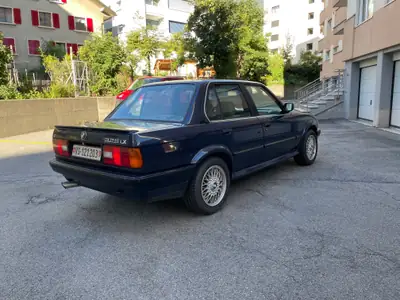 BMW 325iX A 1990 — Berline intégrale classique, fraîchement contrôlée — interni
