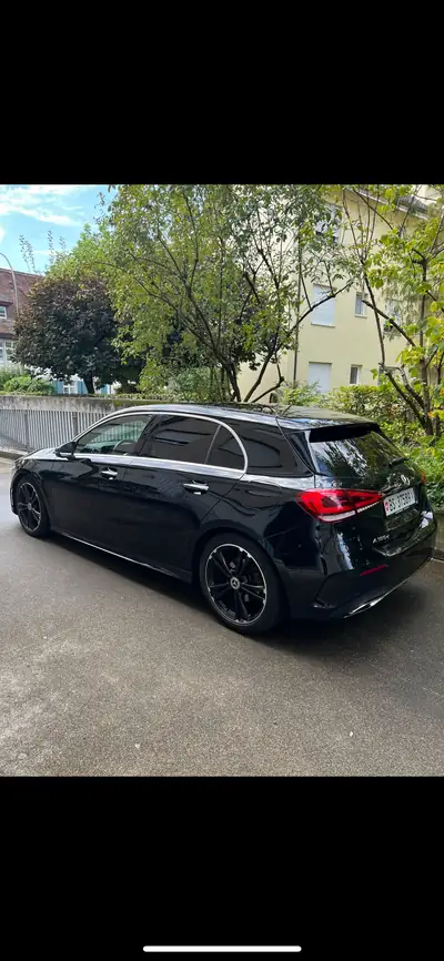 Mercedes-Benz Classe A 180 d AMG Line — Compacte diesel élégante, toit panoramique — Heckansicht