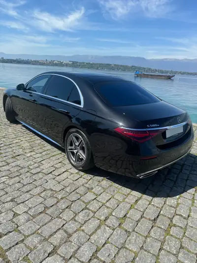 Mercedes-Benz S 580 e L 4Matic — Berline hybride rechargeable premium, 48'000 km — vista posteriore