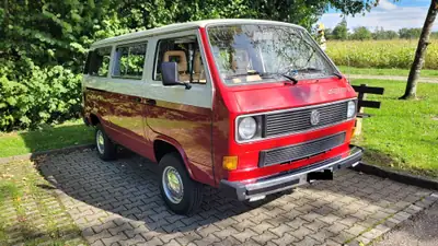 VW T3 Syncro Caravelle — Légende des années 80, aménagement camping haut de gamme — interni