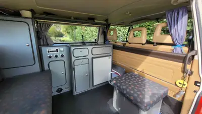 VW T3 Syncro Caravelle — Légende des années 80, aménagement camping haut de gamme — Miniatura 9