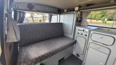 VW T3 Syncro Caravelle — Légende des années 80, aménagement camping haut de gamme — Miniatura 11