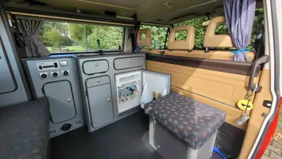 VW T3 Syncro Caravelle — Légende des années 80, aménagement camping haut de gamme — Miniatura 10