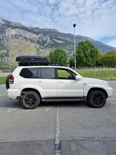 Toyota Land Cruiser 3.0 TD Linea Terra — SUV robuste avec équipement camping intégré — Seitenansicht