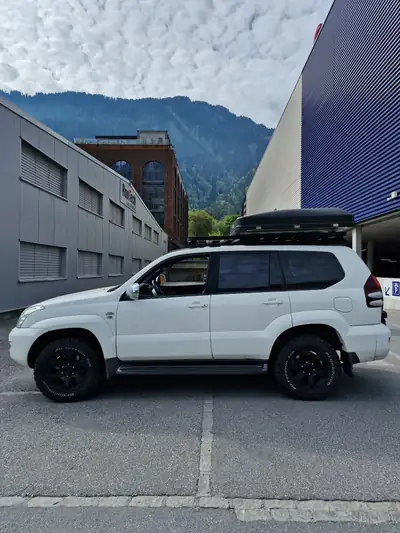 Toyota Land Cruiser 3.0 TD Linea Terra — SUV robuste avec équipement camping intégré — Heckansicht