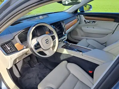 Volvo S90 T6 AWD Inscription — Berline suédoise premium, 320 ch, hivernaux neufs — vista posteriore