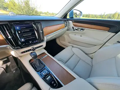 Volvo S90 T6 AWD Inscription — Berline suédoise premium, 320 ch, hivernaux neufs — Miniatura 12