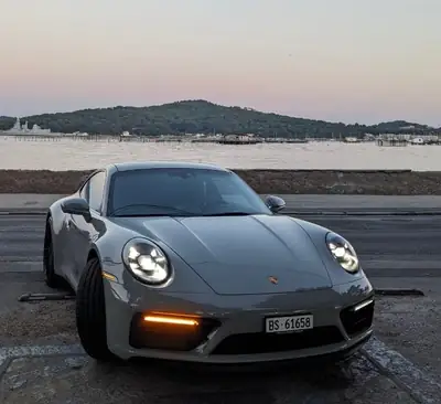 Porsche 911 Carrera 4 GTS PDK — Sportive intégrale 480 ch, 15'000 km seulement — côté