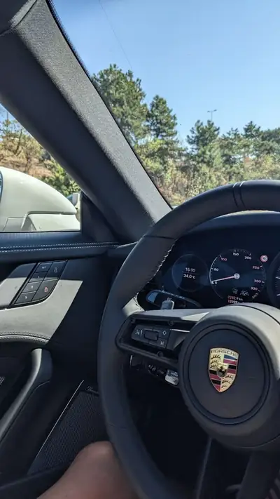 Porsche 911 Carrera 4 GTS PDK — Sportive intégrale 480 ch, 15'000 km seulement — détail