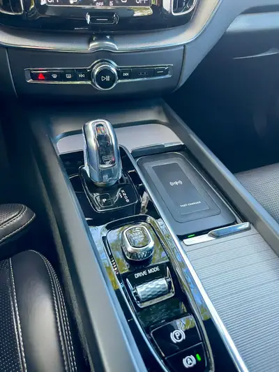 Volvo XC60 T8 eAWD Inscription — SUV hybride rechargeable premium, 152'000 km — Miniature 7