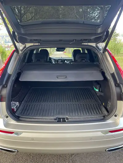 Volvo XC60 T8 eAWD Inscription — SUV hybride rechargeable premium, 152'000 km — Miniature 15