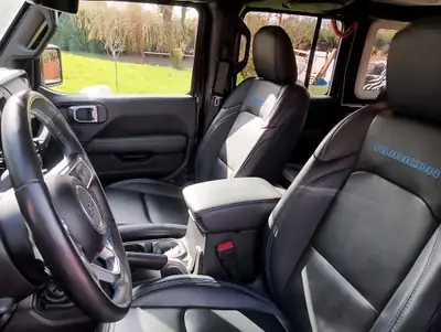 Jeep Wrangler Unlimited Rubicon Soft Top — 4x4 iconique, hybride rechargeable 380 ch — interior