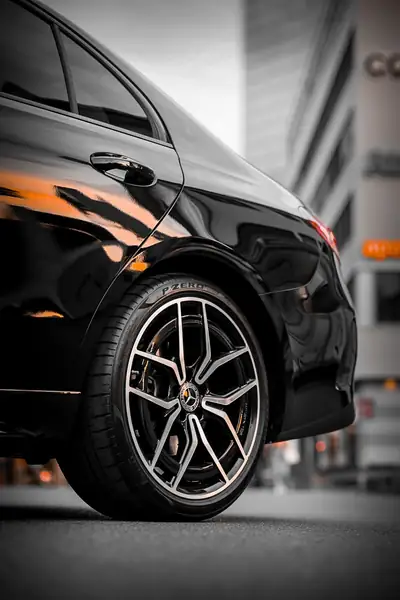 Mercedes-Benz C 200 4Matic AMG Line — Berline premium hybride légère, 69'000 km — side view