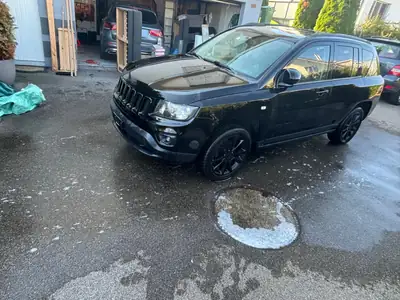 Jeep Compass 2.4 Black Edition — SUV compact robuste, 4x4 intégral, moteur essence 170 ch — side view