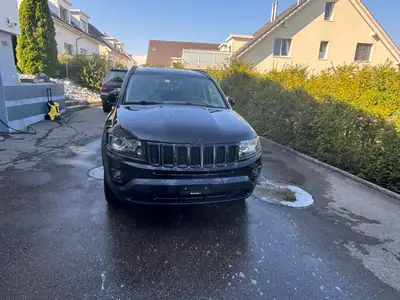 Jeep Compass 2.4 Black Edition — SUV compact robuste, 4x4 intégral, moteur essence 170 ch — exterior view