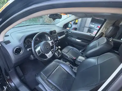 Jeep Compass 2.4 Black Edition — SUV compact robuste, 4x4 intégral, moteur essence 170 ch — interior