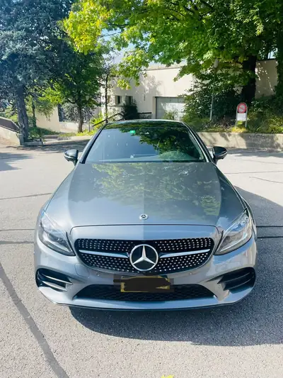 Mercedes-Benz C 200 Coupé 4Matic AMG Line — Élégance sportive et technologie hybride — côté