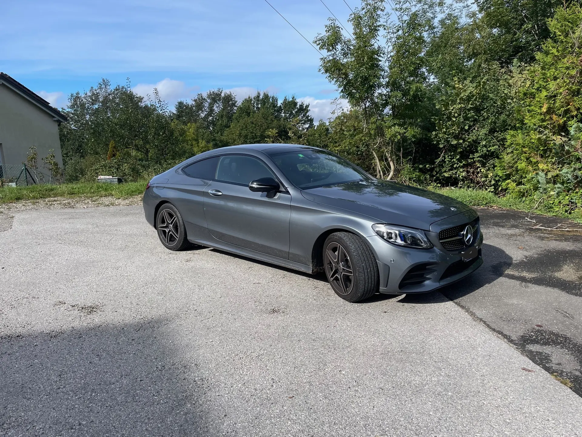 Mercedes-Benz C 200 Coupé 4Matic AMG Line — Élégance sportive et technologie hybride — vue extérieure