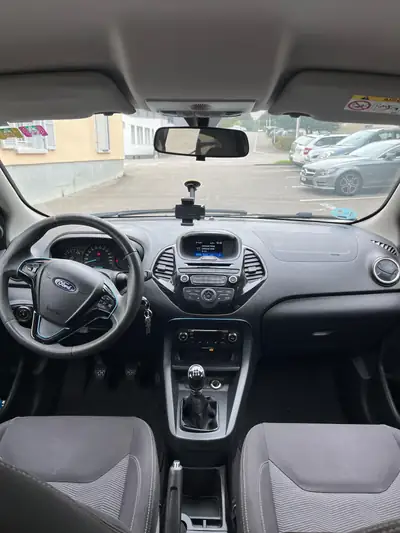 Ford KA+ 1.2 Ti-VCT White Edition — Citadine maligne, entretien complet récent — Thumbnail 9