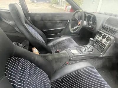 Porsche 944 — Coupé sportif des années 80, moteur 2.5L performant — Miniatur 10