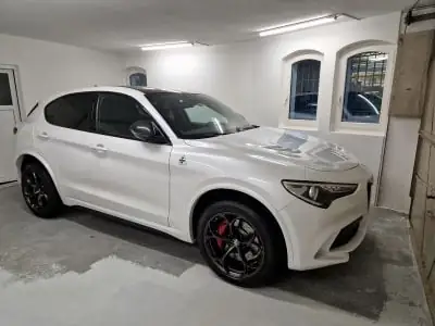 Alfa Romeo Stelvio Quadrifoglio V6 — SUV sportif 510 ch, entretien gratuit jusqu'à 100'000 km — vista posteriore