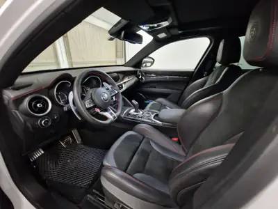 Alfa Romeo Stelvio Quadrifoglio V6 — SUV sportif 510 ch, entretien gratuit jusqu'à 100'000 km — cruscotto