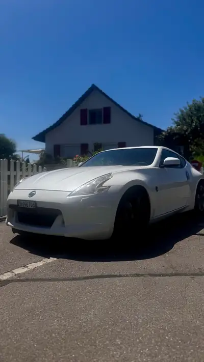 Nissan 370 Z Pack — Coupé sportif 330 ch, transmission manuelle, sans accident — côté