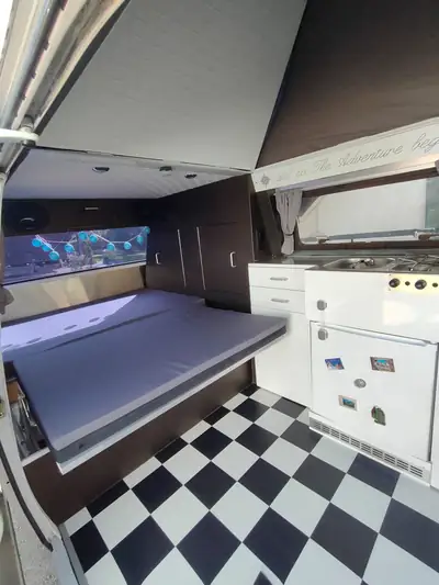 VW T3 Typ 2 1981 — Le classique van californien, moteur d'époque authentique — interni