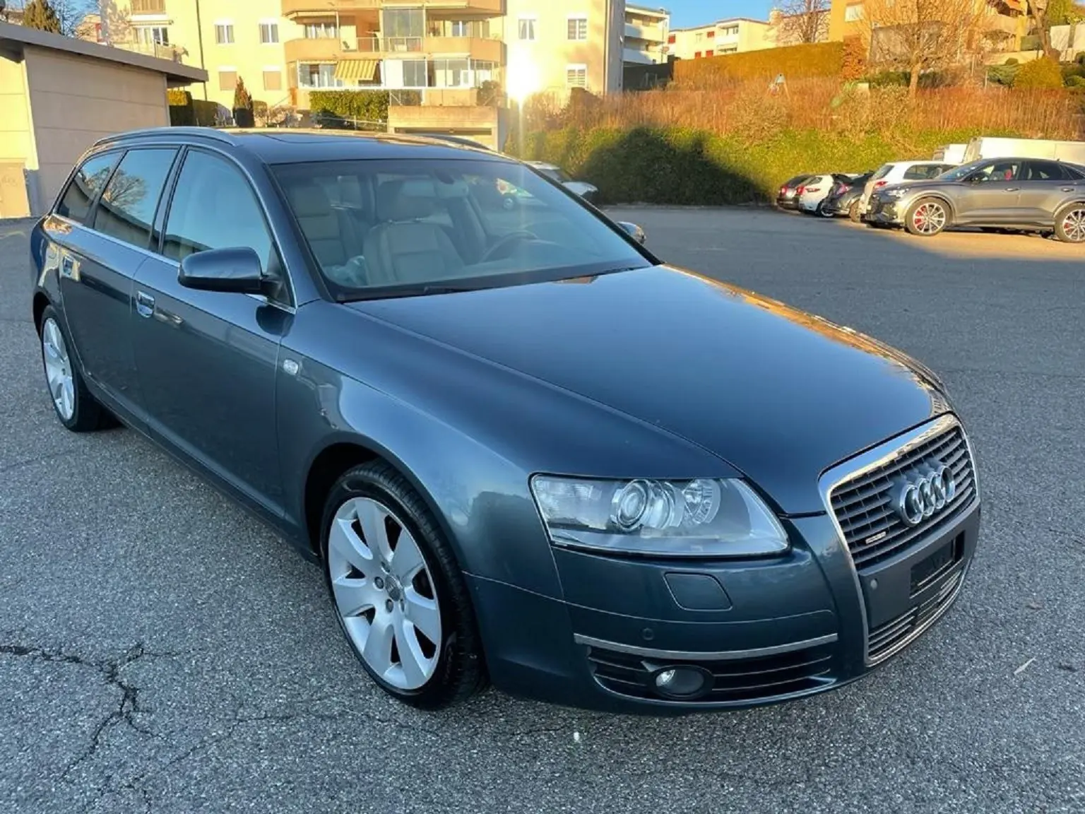 Audi A6 Avant 4.2 V8 FSI Quattro — Break sportif, moteur prestigieux 350 ch — Außenansicht