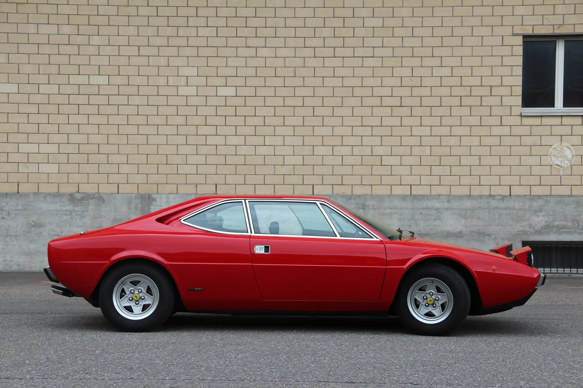 Ferrari Dino 308 GT4 1977 — Chef-d'œuvre italien sans compromis, 255 ch authentiques — Außenansicht