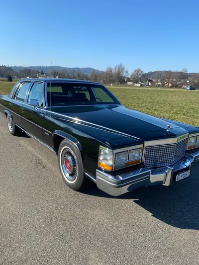 Cadillac Fleetwood Brougham 1981 — Berline de prestige américaine, entretien irréprochable — vue extérieure