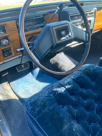 Cadillac Fleetwood Brougham 1981 — Berline de prestige américaine, entretien irréprochable — détail