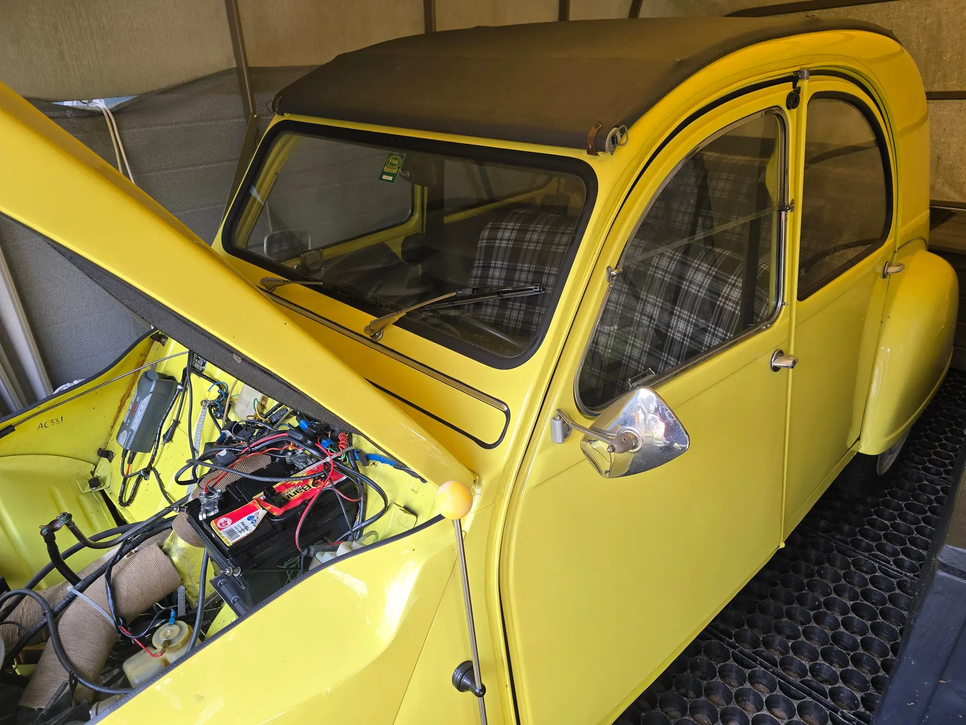 Citroën 2CV 4 — L'icône française restaurée, 75'000 km, jaune éclatant