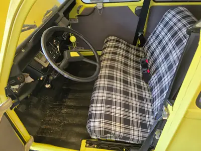 Citroën 2CV 4 — L'icône française restaurée, 75'000 km, jaune éclatant — intérieur