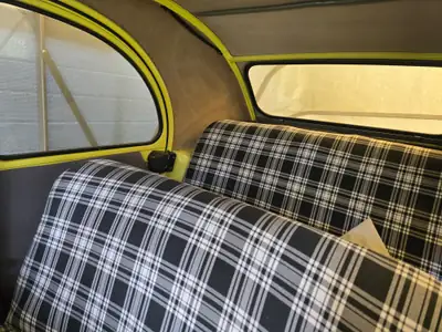 Citroën 2CV 4 — L'icône française restaurée, 75'000 km, jaune éclatant — tableau de bord