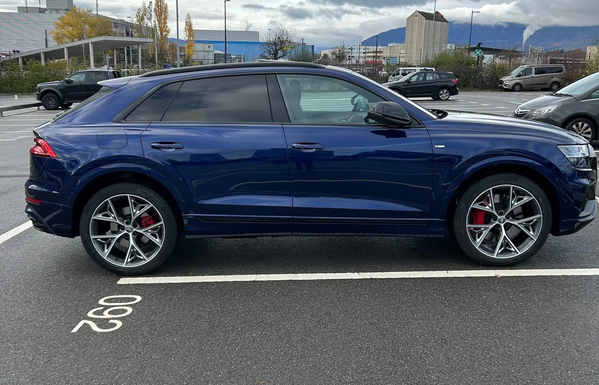 Audi Q8 60 TFSI e quattro — SUV coupé hybride rechargeable, 27 500 km seulement — vue extérieure