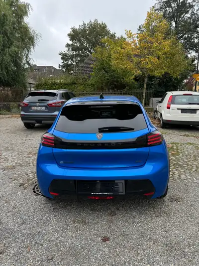 Peugeot 208 Elektrik 115kW GT — Citadine électrique performante, 8000 km seulement — Seitenansicht
