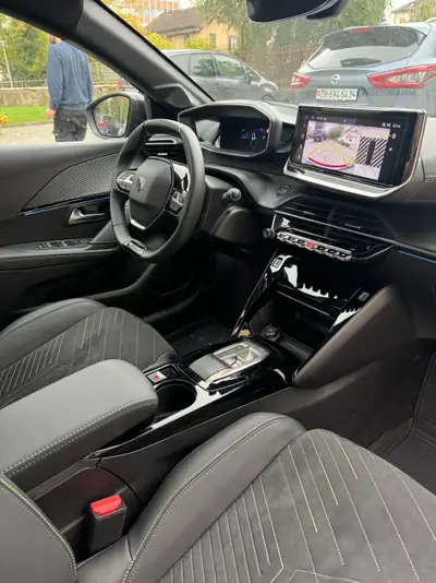 Peugeot 208 Elektrik 115kW GT — Citadine électrique performante, 8000 km seulement — Armaturenbrett