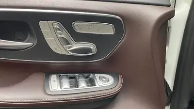 Mercedes-Benz V 250 d Swiss Edition — Monospace premium 4Matic, sièges climatisés et sécurité avancée — Miniature 11