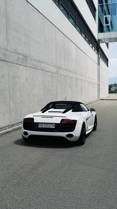 Audi R8 V10 Spyder 5.2 R-Tronic — Supercar décapotable, 525 ch, entretien récent — side view