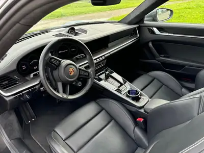 Porsche 911 Carrera 4S PDK — 450 ch, transmission intégrale, entretien suisse impeccable — Innenraum