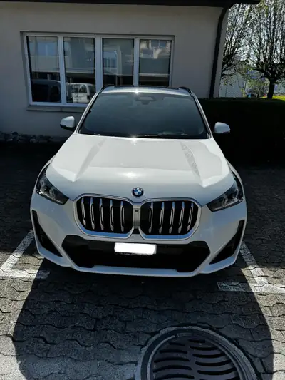 BMW X1 xDrive 23i 48V M Sport — SUV compact hybride, 70 000 km seulement — exterior view