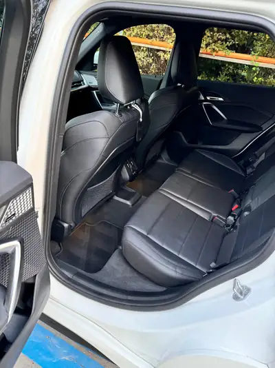 BMW X1 xDrive 23i 48V M Sport — SUV compact hybride, 70 000 km seulement — rear view