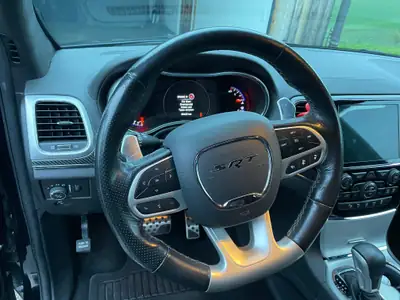 Jeep Grand Cherokee SRT — Monstre musculaire 468 ch, tout-terrain indomptable — rear view