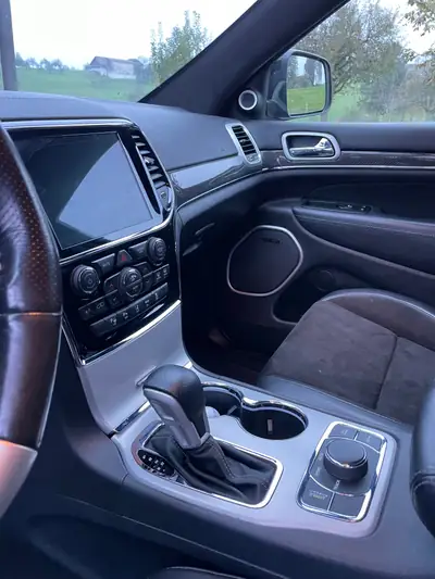 Jeep Grand Cherokee SRT — Monstre musculaire 468 ch, tout-terrain indomptable — detail